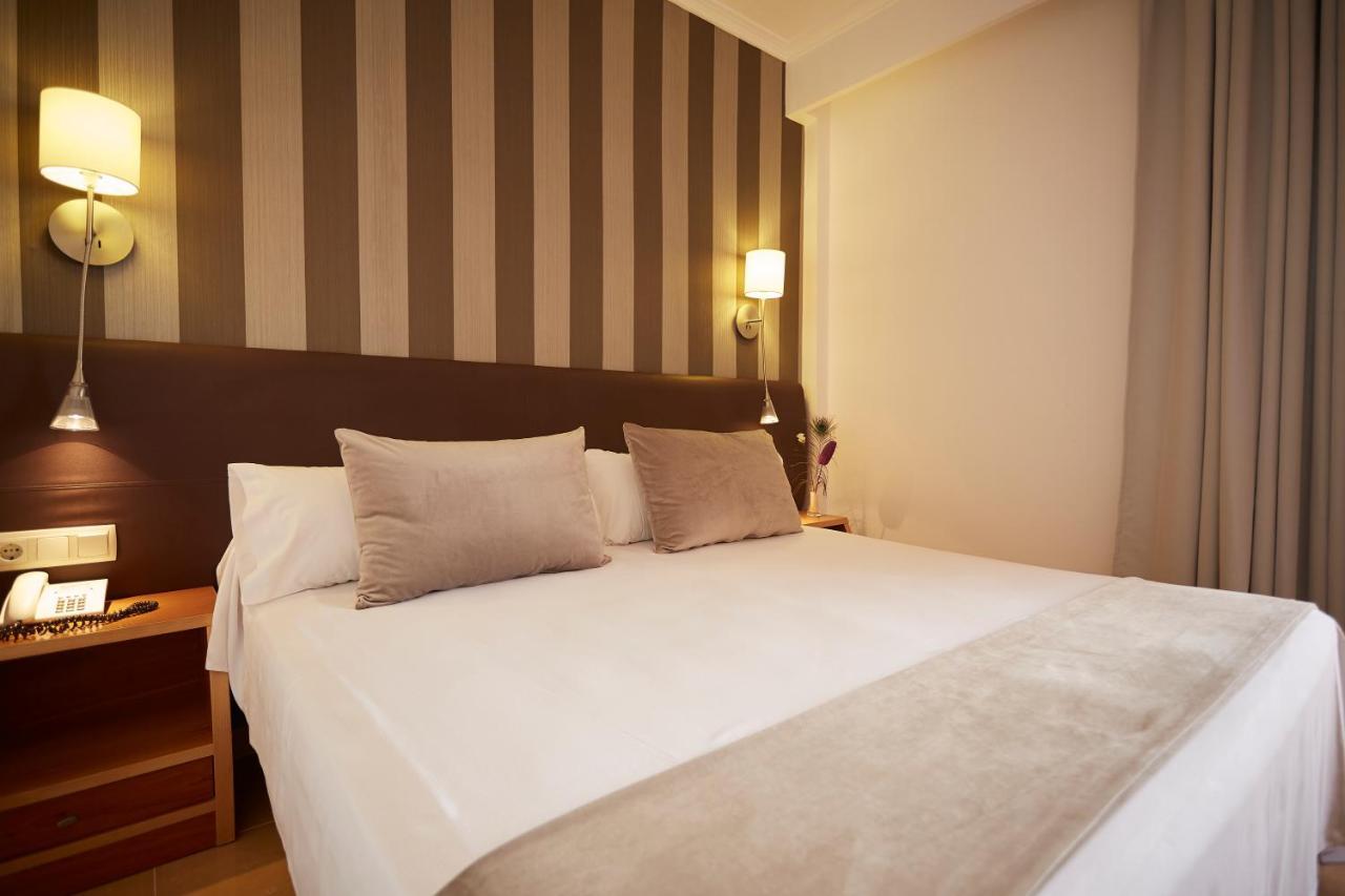 Invisa Hotel La Cala Santa Eularia des Riu Esterno foto