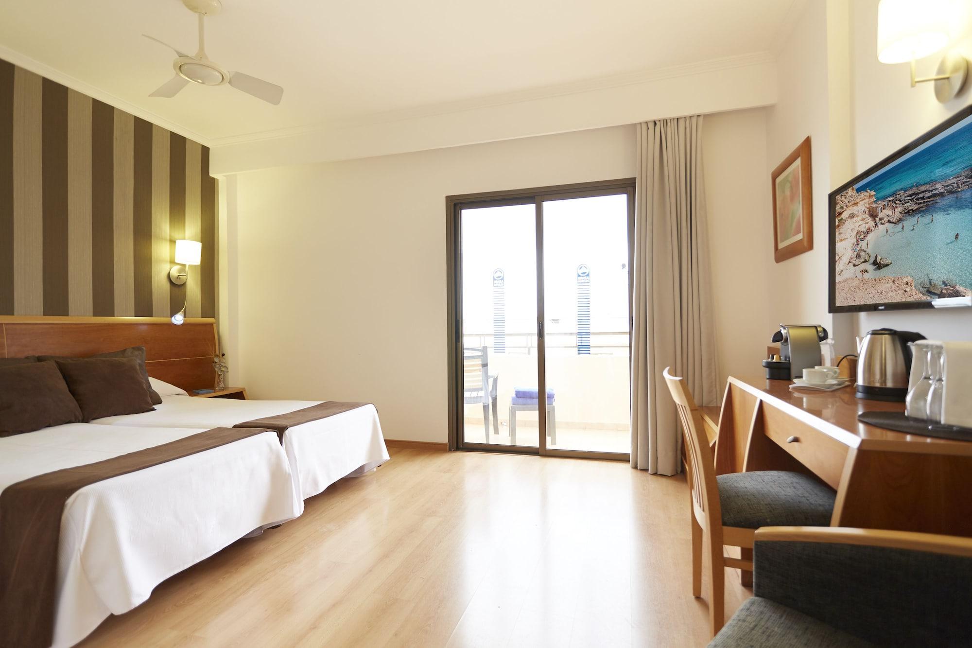Invisa Hotel La Cala Santa Eularia des Riu Esterno foto